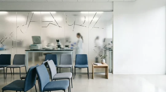 Salle d'attente moderne de laboratoire d'analyses médicales avec ambiance calme et professionnelle