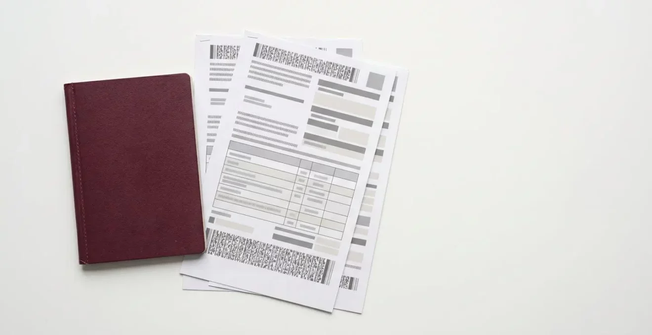 Vue en plongée sur un passeport européen et des documents administratifs de santé disposés sur une surface épurée