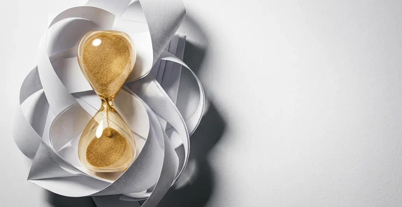 Illustration conceptuelle évoquant le piège de la reconduction tacite et du temps qui file dans les contrats d'assurance