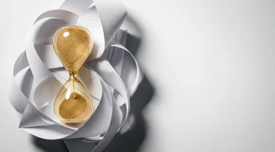 Illustration conceptuelle évoquant le piège de la reconduction tacite et du temps qui file dans les contrats d'assurance