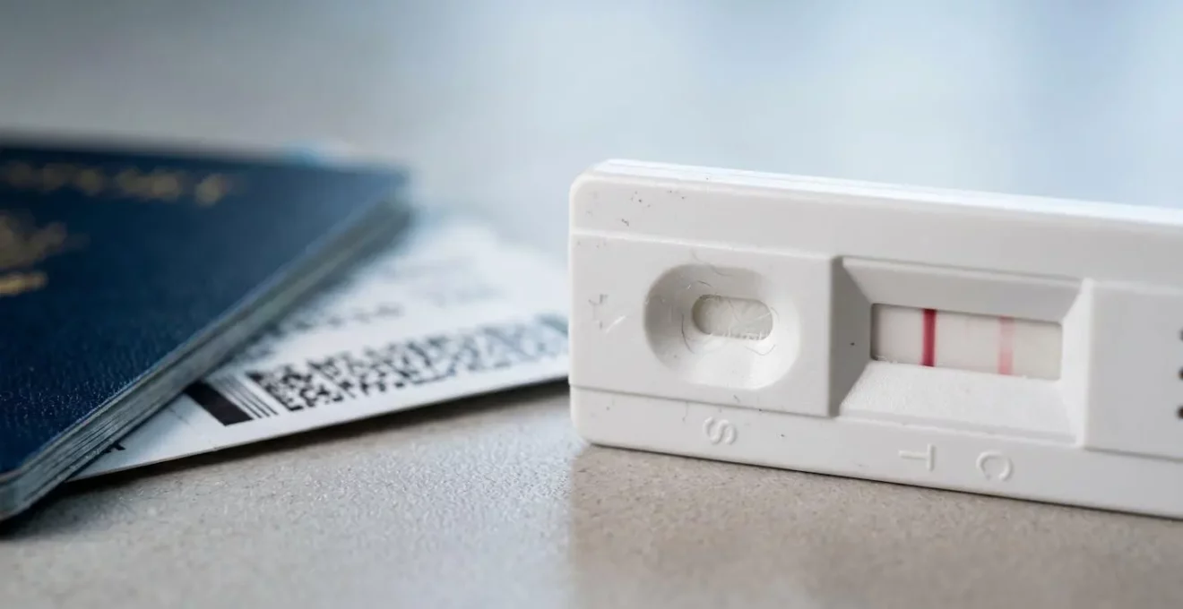 Gros plan macro sur un test de dépistage avec résultat visible et passeport en arrière-plan flou
