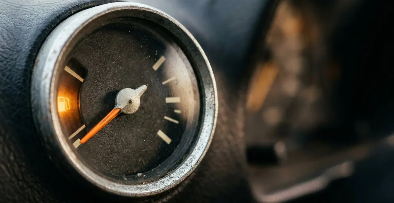 Gros plan sur un compteur de tableau de bord avec indicateur de carburant et voyants d'alerte