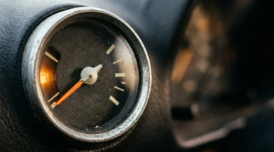 Gros plan sur un compteur de tableau de bord avec indicateur de carburant et voyants d'alerte